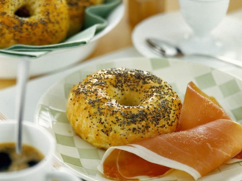 Bagel con uova e prosciutto