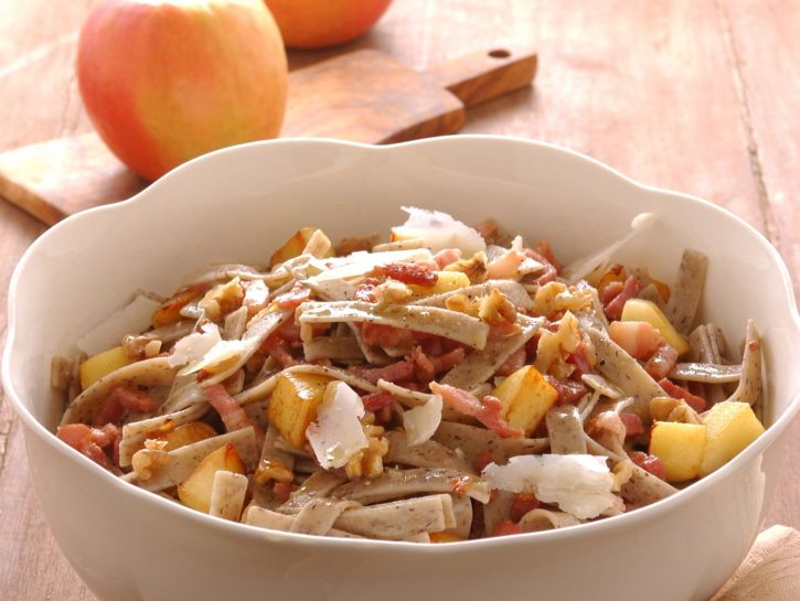Pizzoccheri, mele e noci