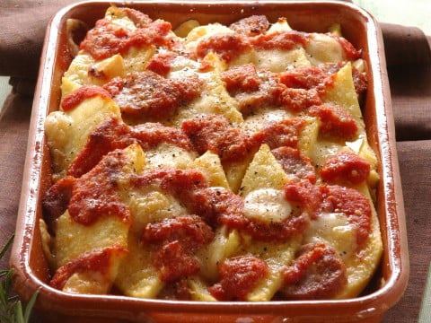 Polenta gialla gratinata con salsiccia