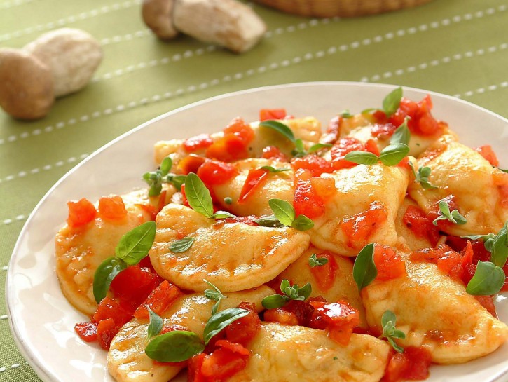 Ravioli di pasta di patate farciti ai funghi porcini