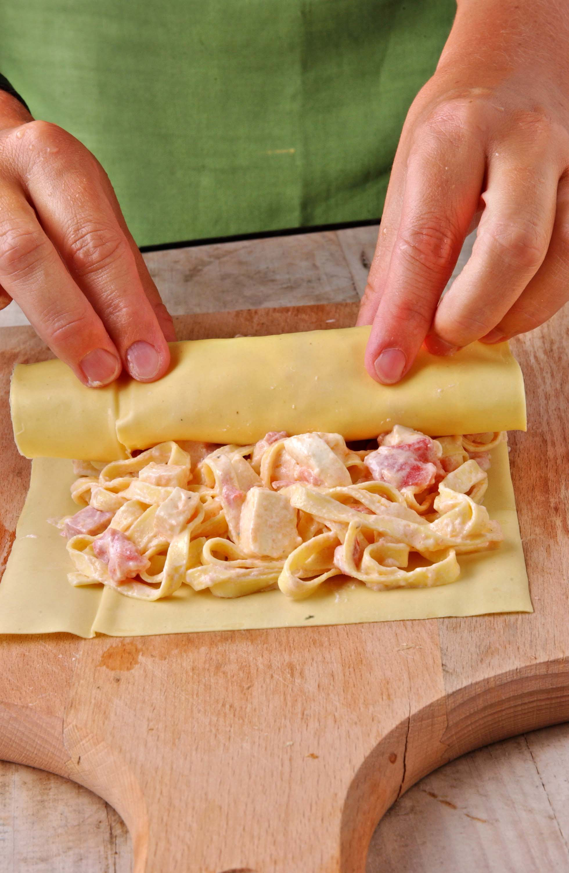 Ricetta Rotolo di lasagne con tagliatelle, prosciutto e pomodori