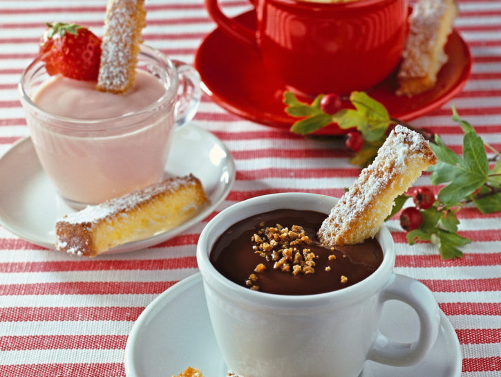 Pandoro con crema pasticcera al cioccolato, amarena e cannella