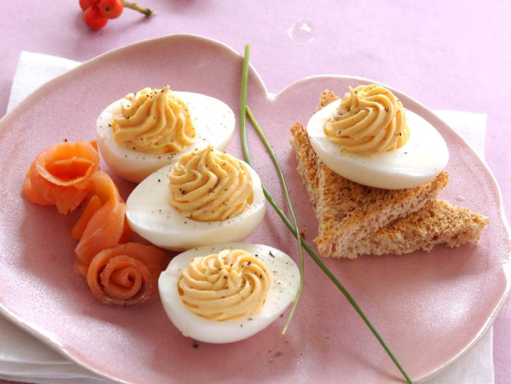 Uova sode alla mousse di salmone