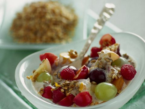 Coppe di frutta, muesli e yogurt