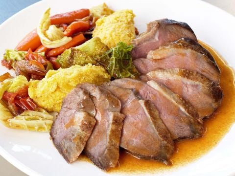 Oca brasata con verza e polenta