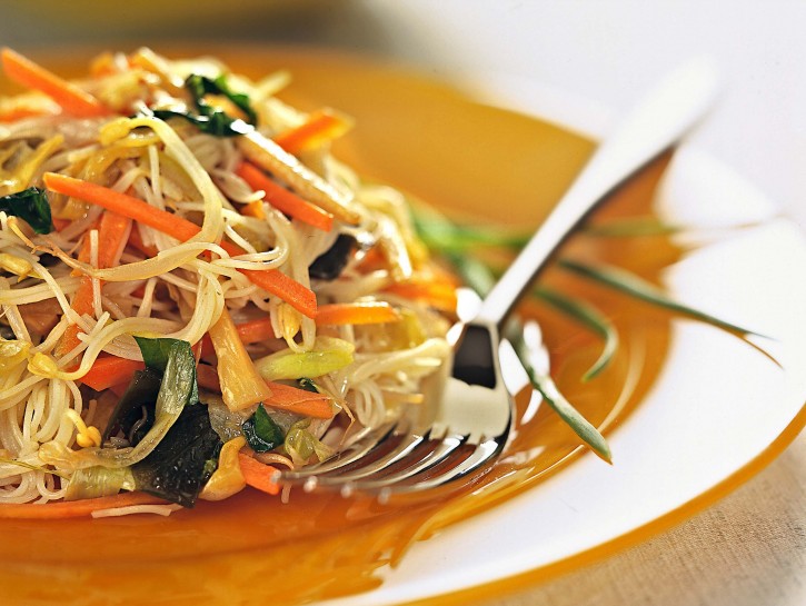Spaghetti di riso e verdure