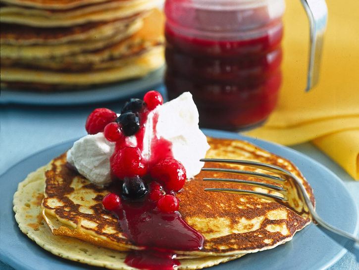 Pancakes con salsa ai frutti di bosco