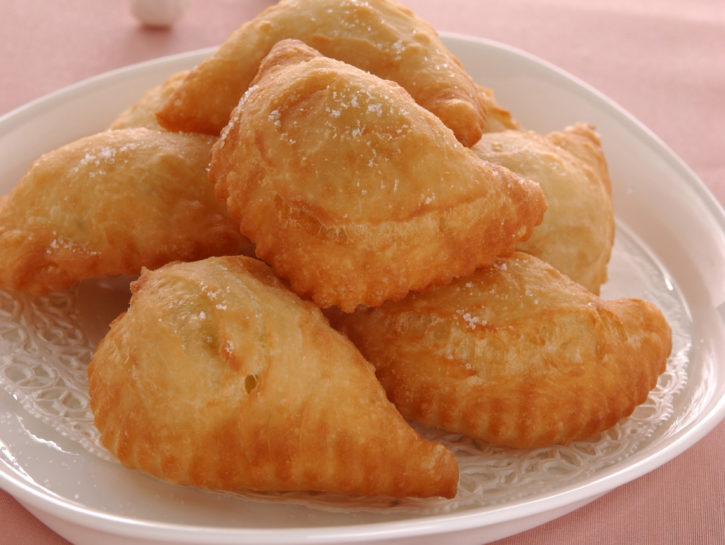 Cauciuni o ravioli dolci con ripieno di ceci