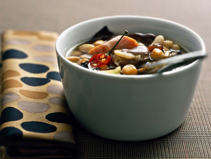 zuppa-di-legumi-con-pinoli-uvetta-e-radicchio