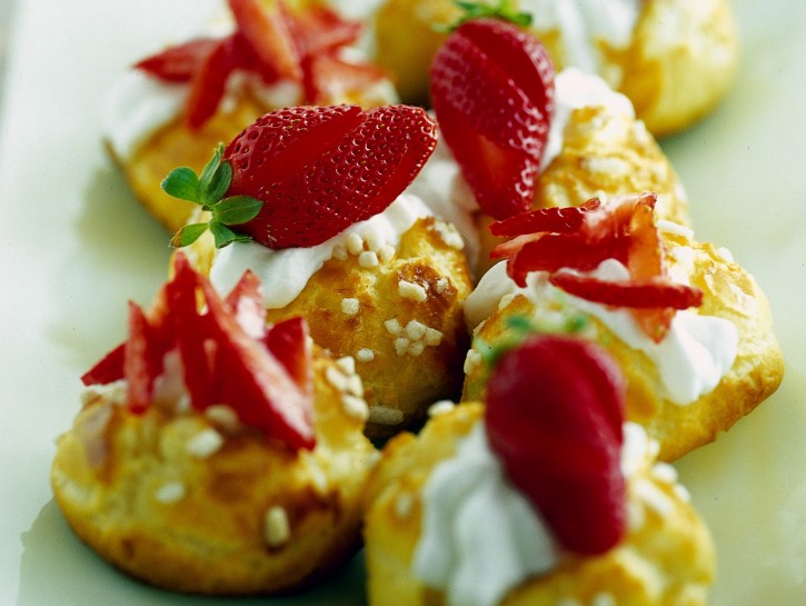 Bignè con panna e fragole