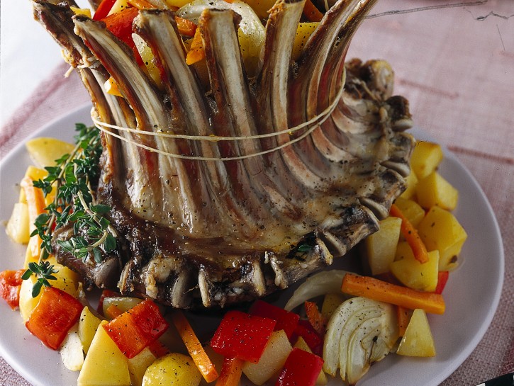 Corona di agnello al forno con verdure arrostite