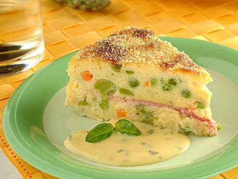 Gattò con fave, piselli e asparagi
