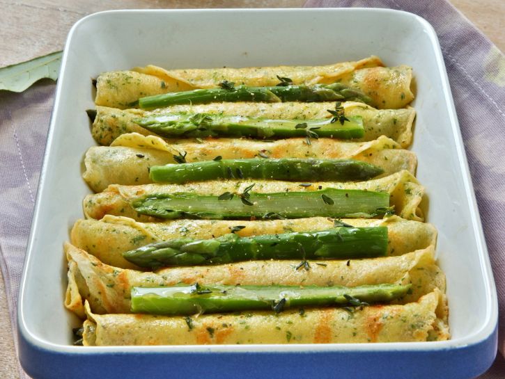 sigari-di-crespelle-con-punte-di-asparagi-al-forno preparazione