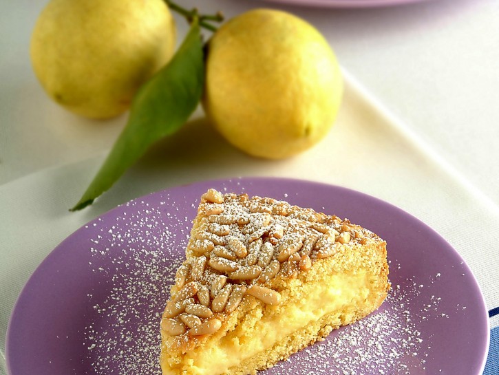 Torta della nonna alla toscana con crema e pinoli