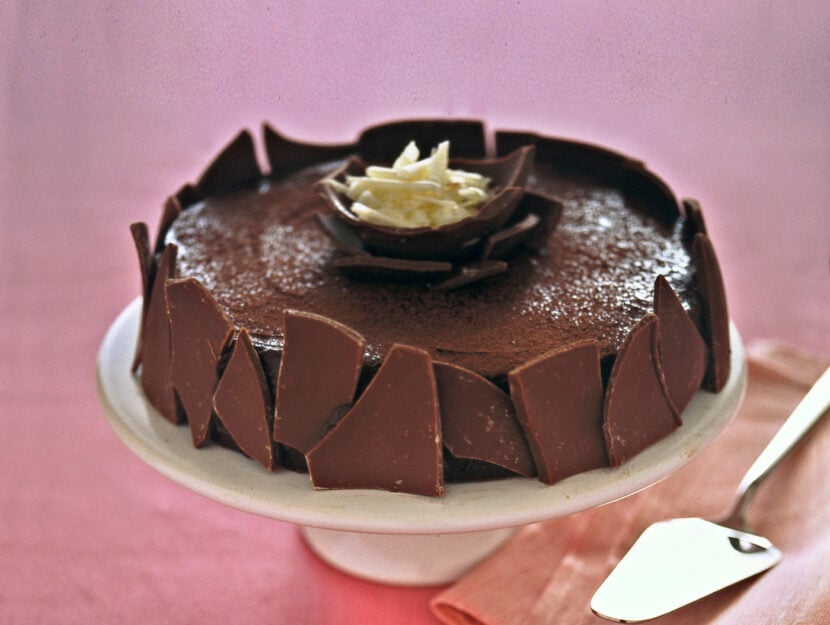 Torta di mousse con uova di cioccolato