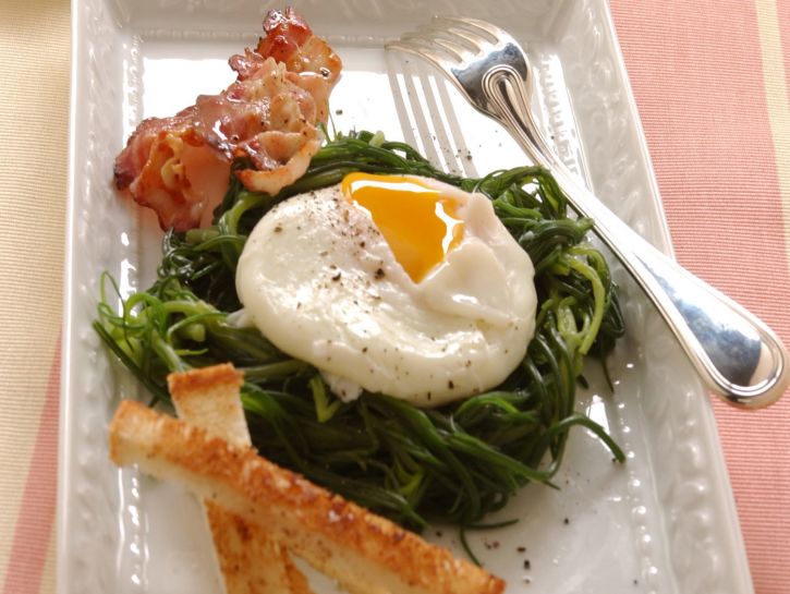 uova-in-camicia-con-crostini-sul-nido-di-barba-di-frate preparazione