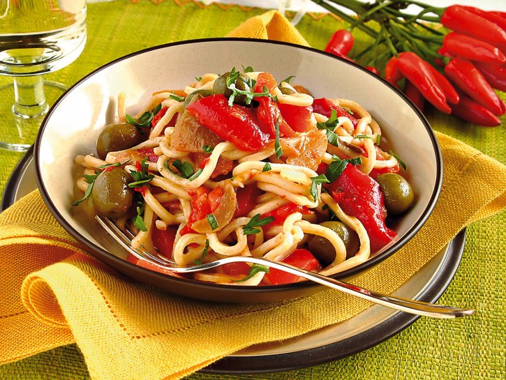 Pasta con peperoni e acciughe