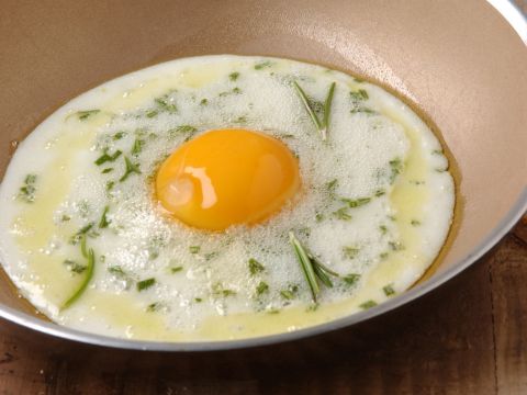 Uova al tegamino aromatizzate