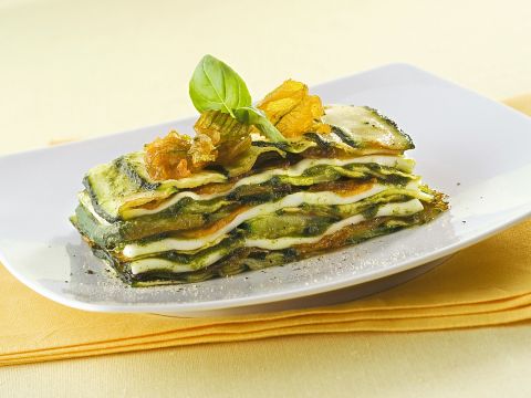Parmigiana di zucchine e fiori al pesto