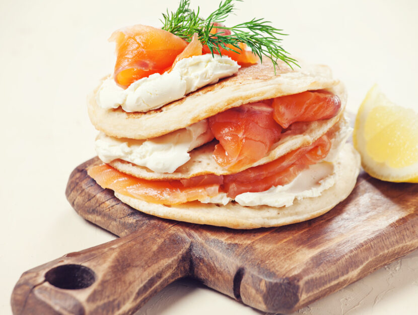 Pancakes con il salmone e la panna acida - Credits: Shutterstock