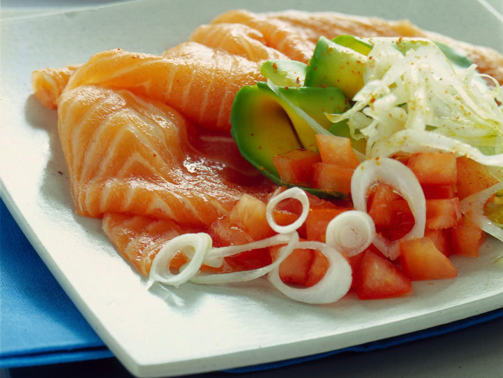 Carpaccino di salmone con avocado e lime