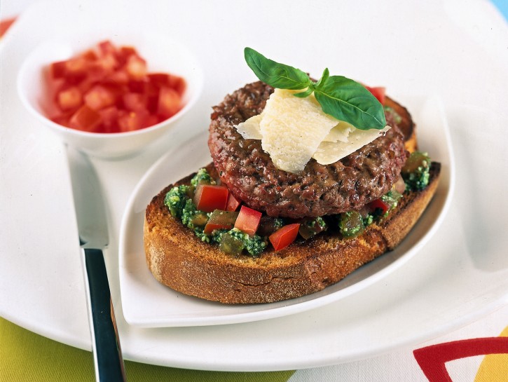 Hamburger con pesto e grana