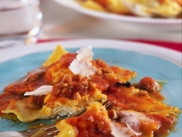 Ravioli di ricotta al ragù