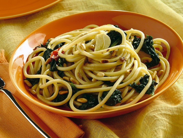 Bucatini con spinaci e pinoli