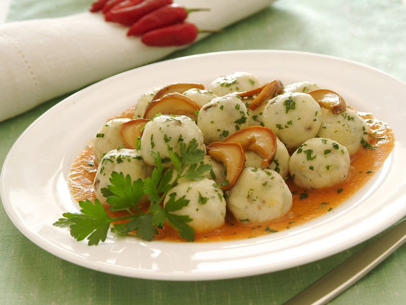 gnocchi-di-ricotta-e-porcini-con-salsa-di-lenticchie-rosse foto