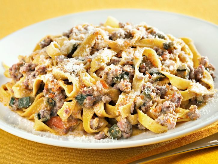 ricetta tagliatelle-con-ragu-di-verdure-e-salsiccia