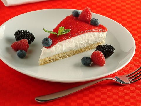 Torta con mousse cremosa allo yogurt e frutti di bosco