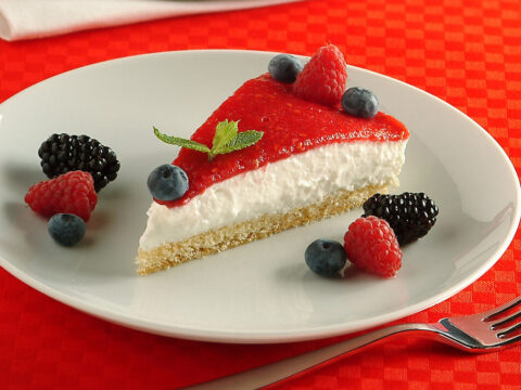 Torta con mousse cremosa allo yogurt e frutti di bosco