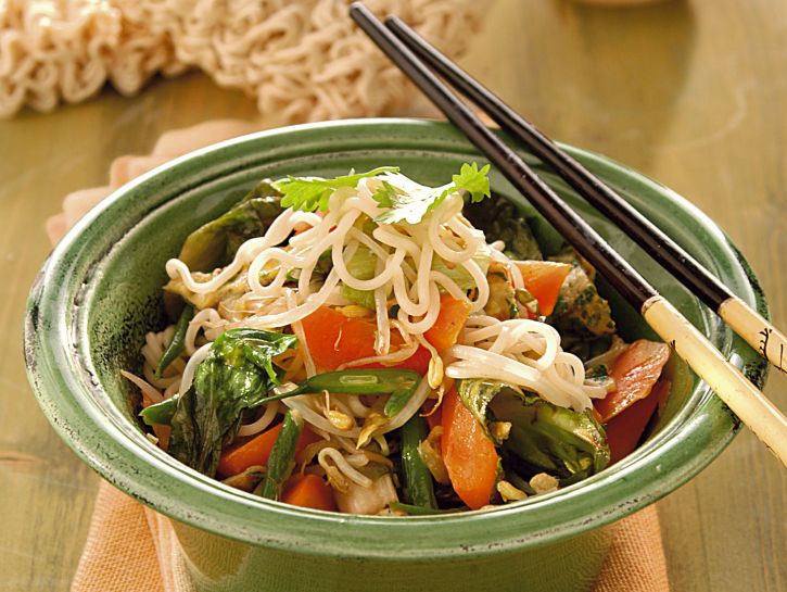 Noodles con verdure e zenzero
