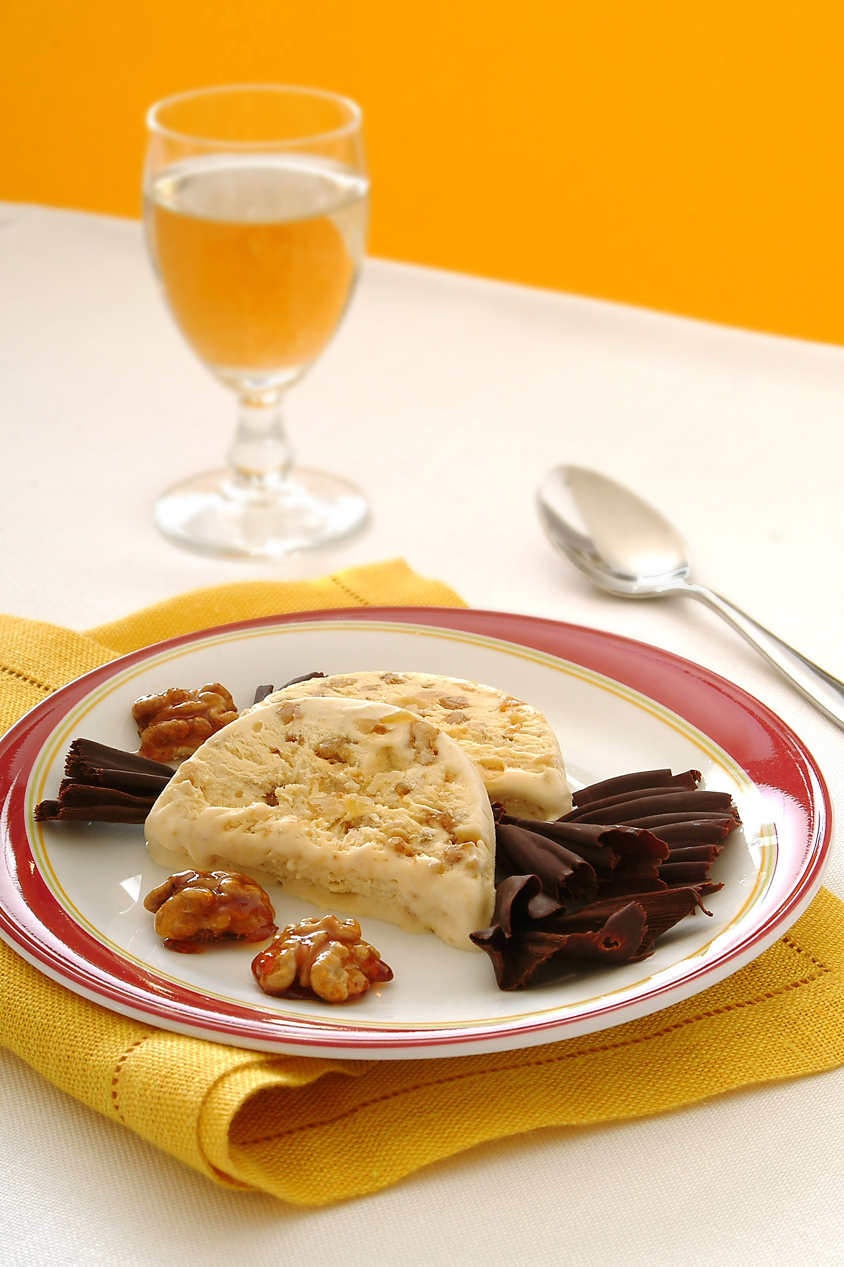 Ricetta Semifreddo alle noci caramellate e cioccolato bianco - Donna ...