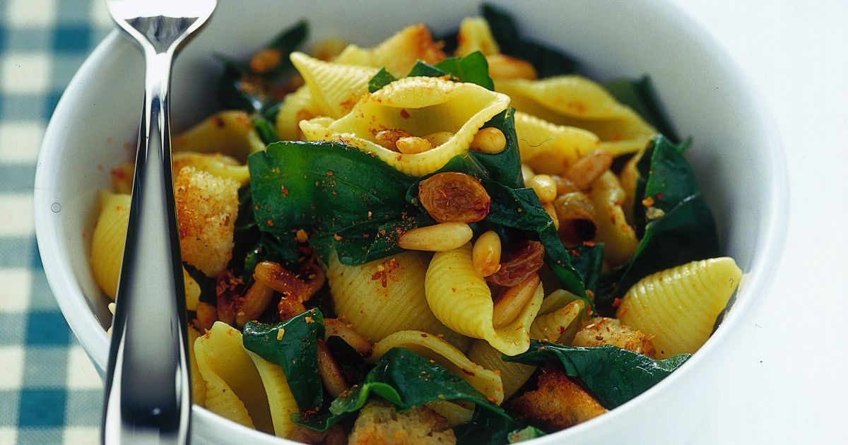 Ricetta Pasta con sugo di bietole e frutta secca ...