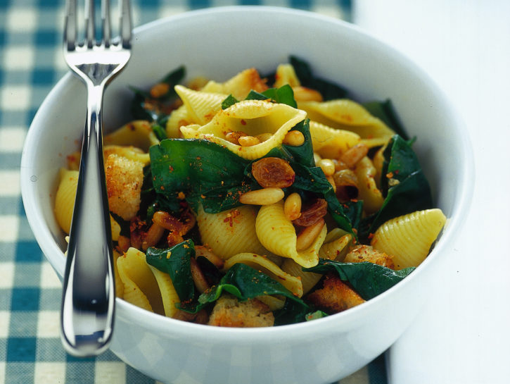 Pasta con sugo di bietole e frutta secca