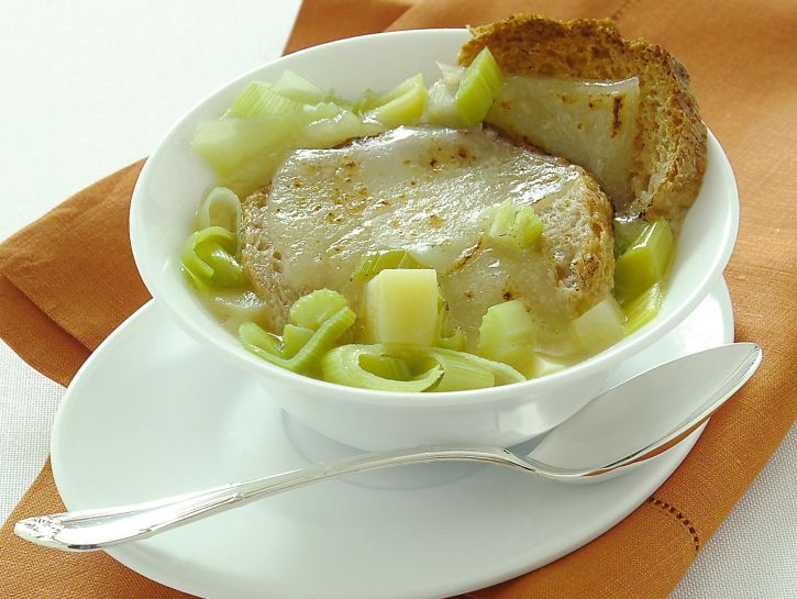 zuppa-di-pane-patate-e-porri foto