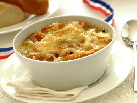 Zuppa tradizionale di cipolle gratinata