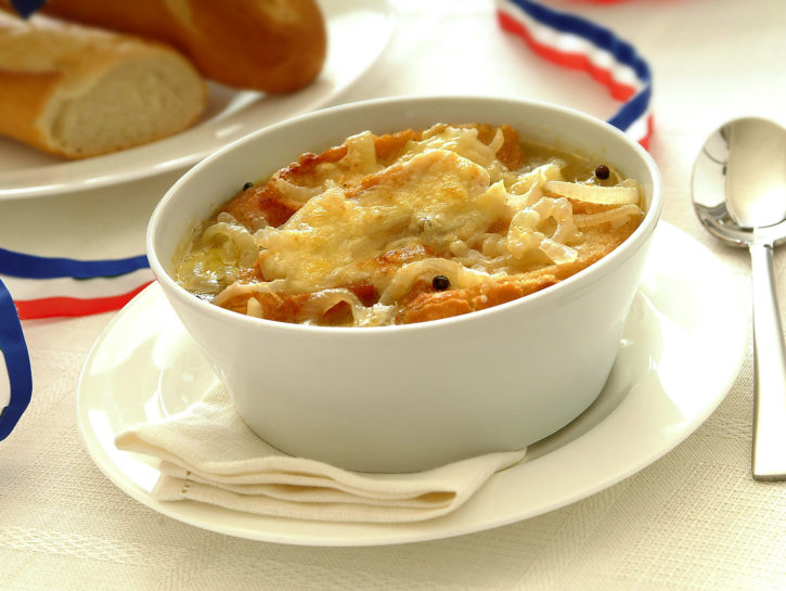 Zuppa tradizionale di cipolle gratinata