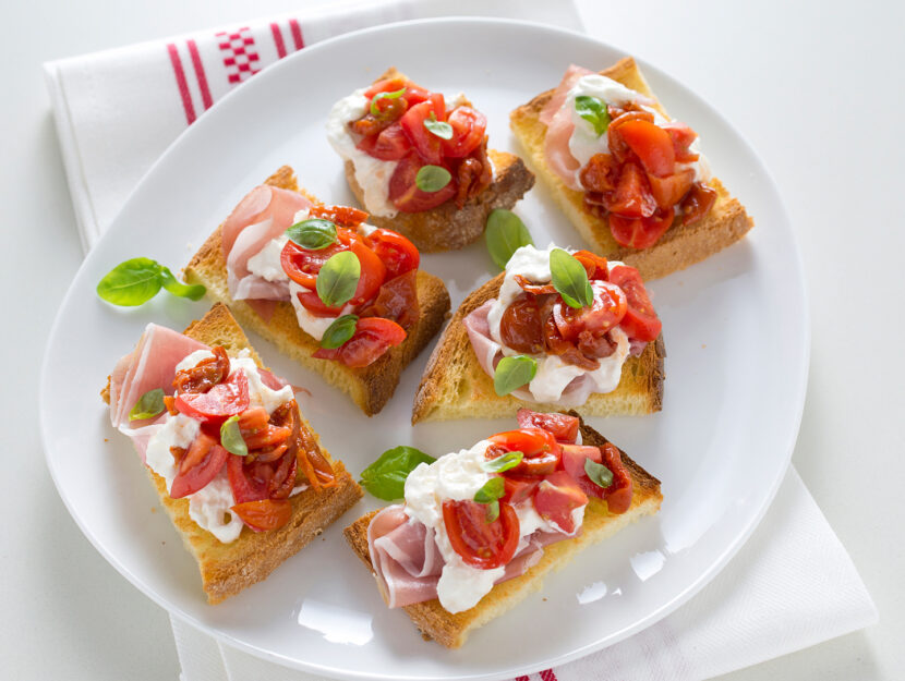 Sfiziosi crostini con crudo e burrata