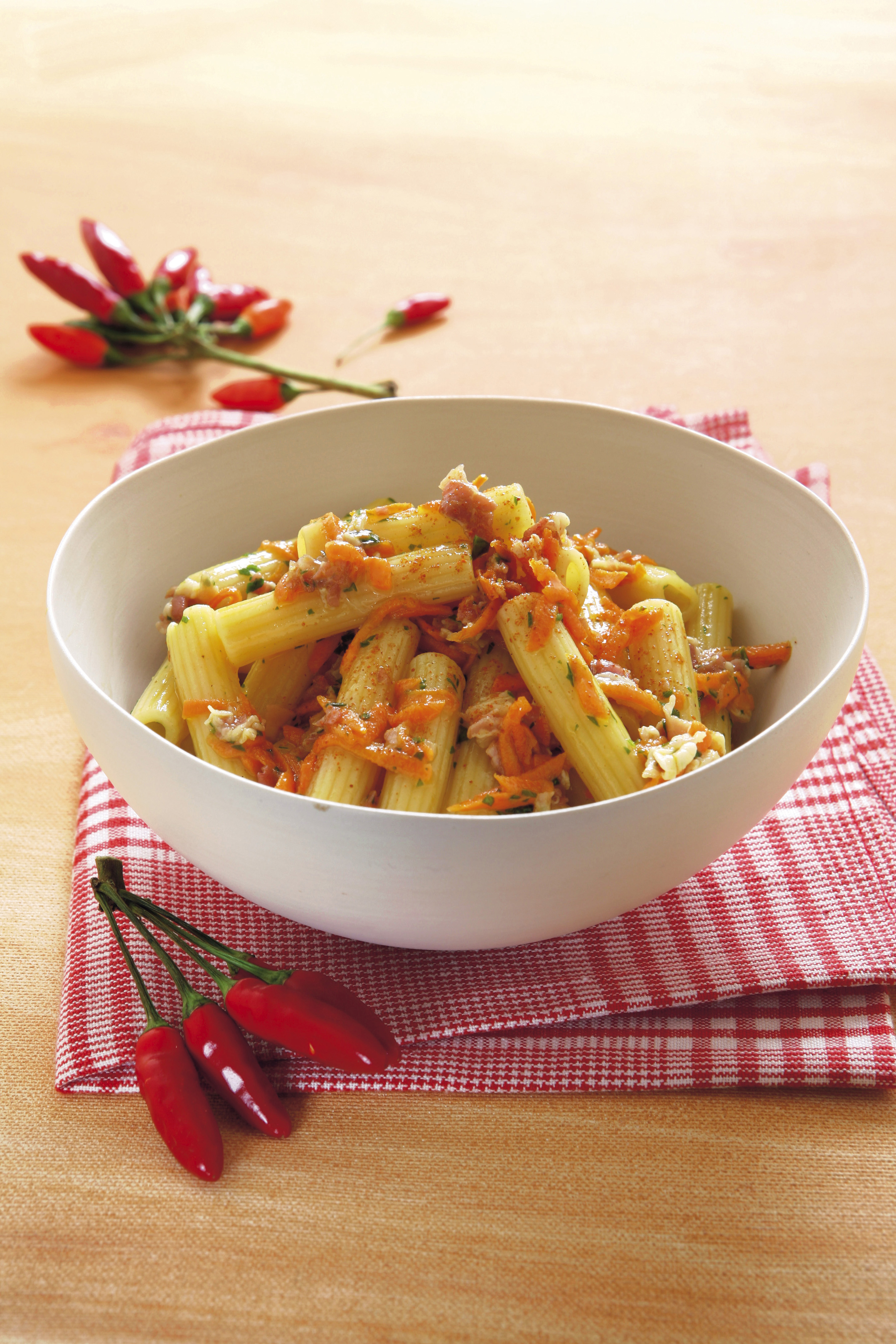 Ricetta Maccheroncini alla carbonara con carote, pancetta e curry Donna Moderna