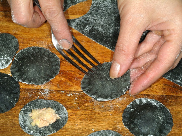 Ricetta Tortelli neri al salmone - Donna Moderna