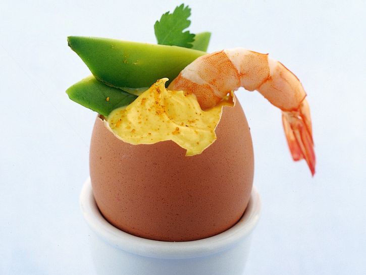Uovo con maionese al curry, avocado e gamberi