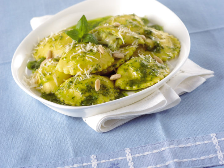 Ravioli di pesce in salsa ai pinoli