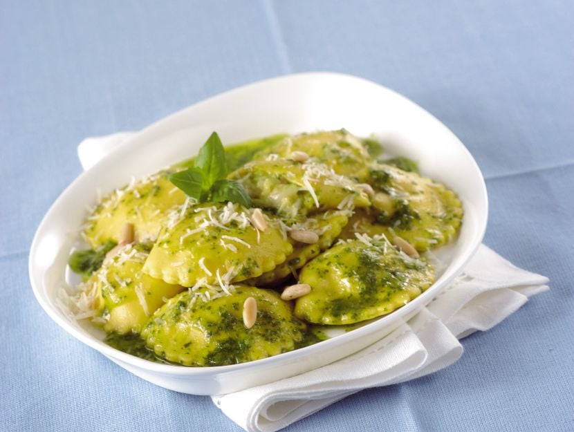 ravioli-di-pesce-in-salsa-ai-pinoli