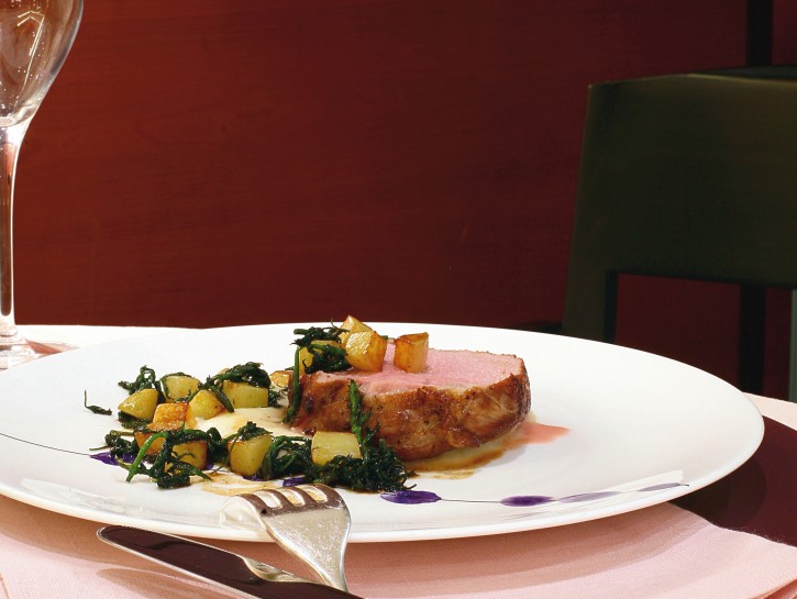Arrosto di vitello con purea di patate ai bruscandoli