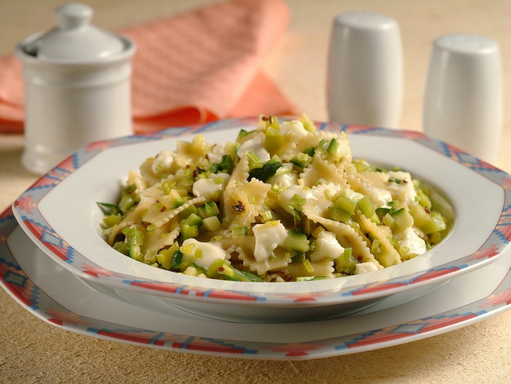 Farfalle peperoni porri e zucchine