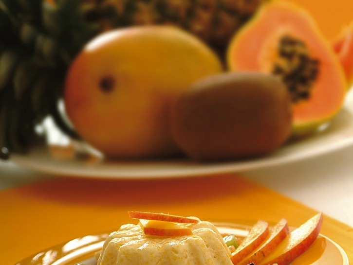 Bavarese al mango con macedonia di frutta esotica al lime