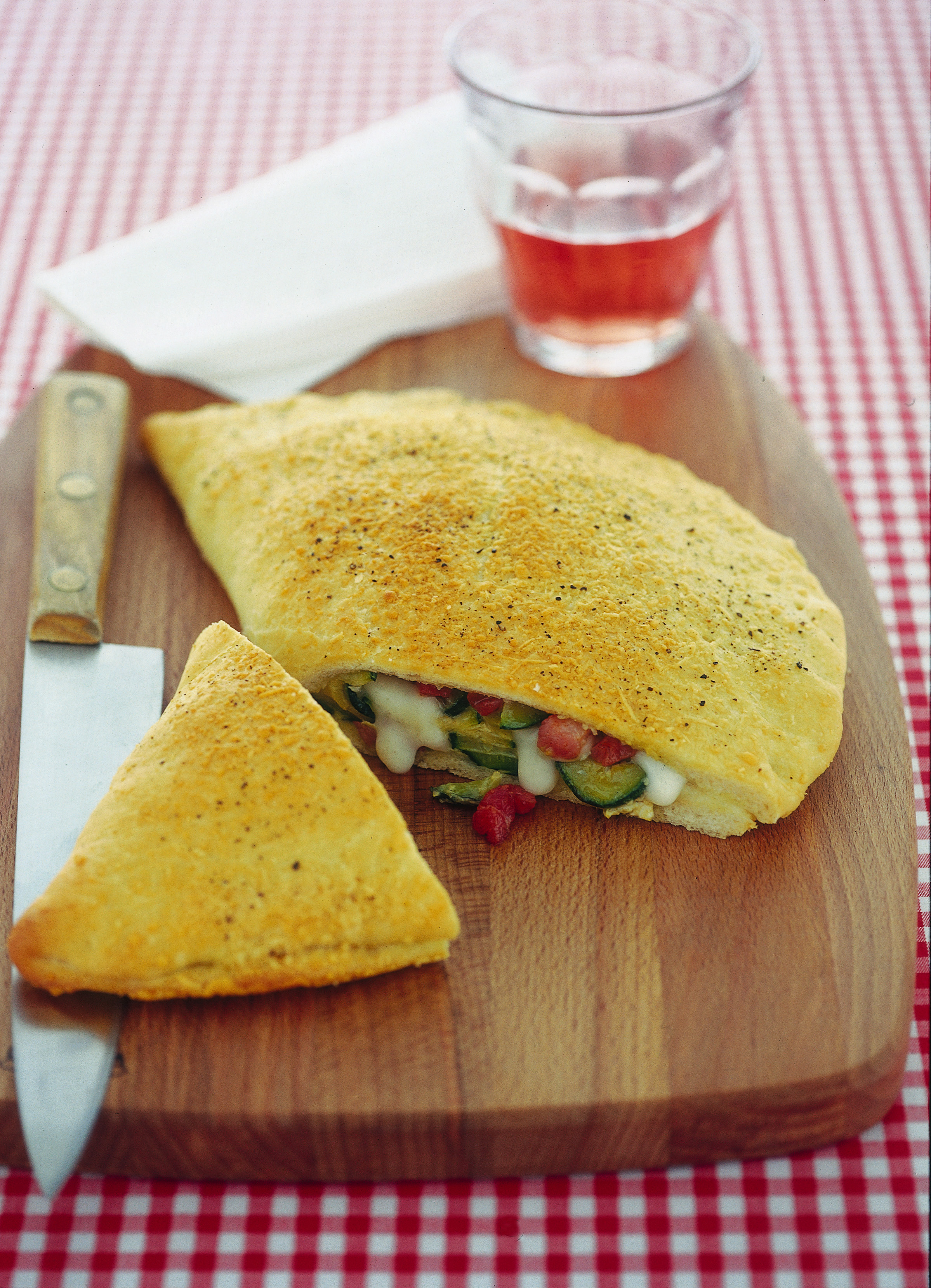 Ricetta Calzone alla carbonara - Donna Moderna Ricetta Calzone alla carbonara - Donna Moderna