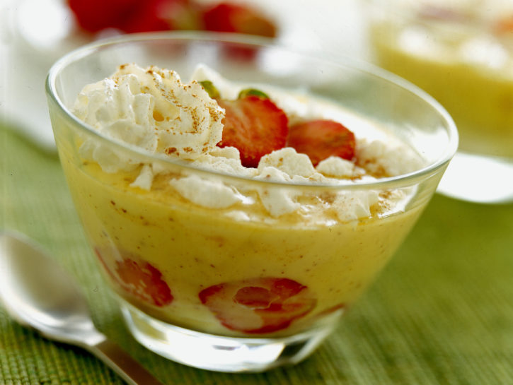 Coppette di crema con fragole